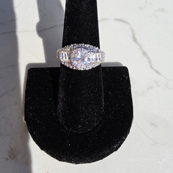 Elegant Silver Ring with Dazzling Oval Gemstone - Picture 1 of 11